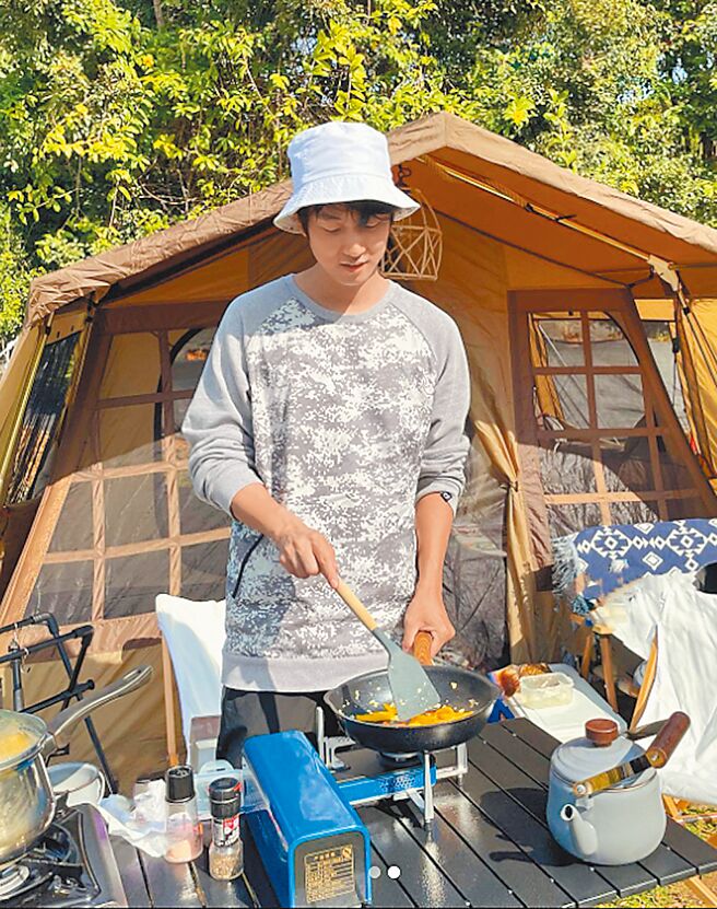 许书豪和老婆露营时大多由他下厨。（摘自艺人IG）