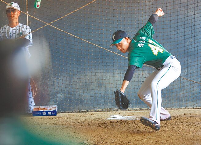 台鋼雄鷹在首次擴編選秀會挑中張喜凱，盼他能夠找回信心，成為陣中主力先發。（中央社）