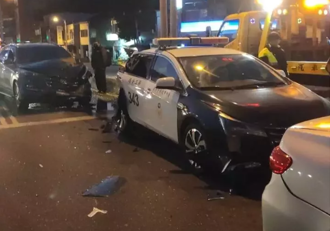 懷孕36周妙齡女駕車突昏迷   猛撞前方警車「車尾全毀」
