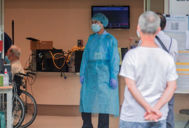 双和医院负压隔离病房发生护理师遭确诊病患持刀砍伤事件，医院警卫特别加强人员管制。（图／报系资料照）