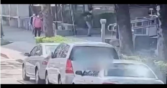 张妇被捕后浑然不知自己遭诈团利用，不但免费提供人头帐户还当了免费车手。（图／翻摄画面）