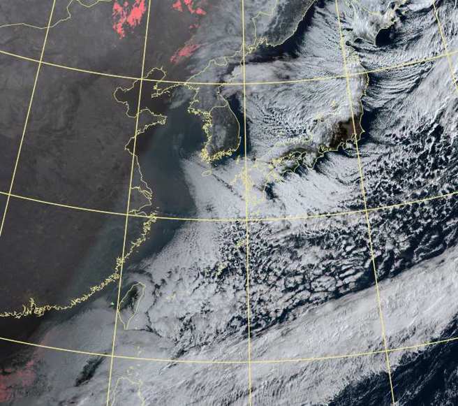 寒流影響，氣象局觀測今晨最低溫在苗栗頭屋鄉4.2度。圖為衛星雲圖。(翻攝自氣象局)