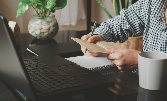 一名文组毕业的女网友表示，今年踏入职场当行销专员已第7年，月薪为70K，年薪仍无法破百万。（图／示意图，达志影像）