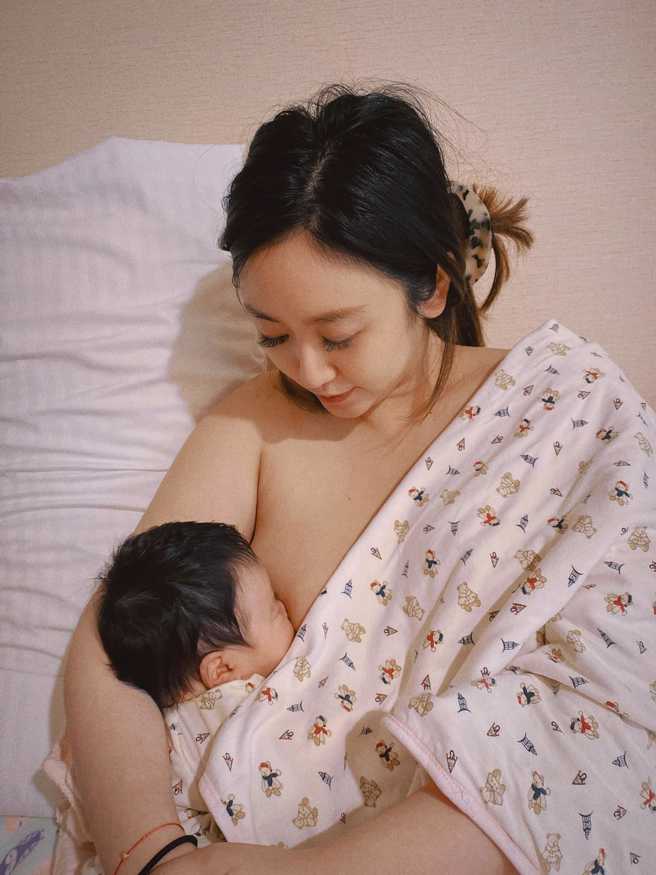 蔡允潔親自餵女兒。(圖/蔡允潔 FB)