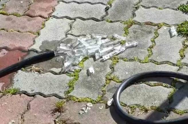 和平警分局胜光派出所的水龙头一打开，水管内挤出一块块的冰块，相当疗癒。（警方提供／陈淑娥台中传真）