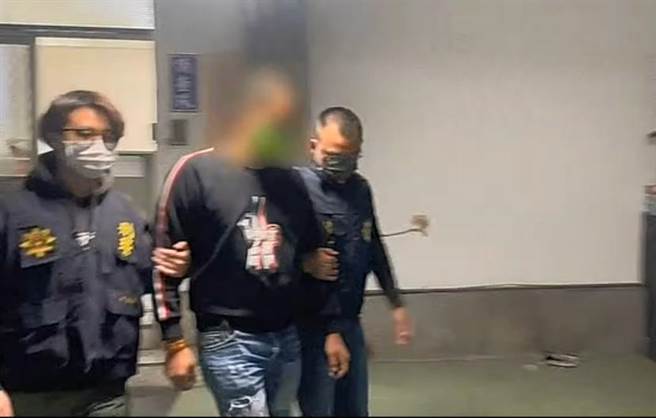 台中警方昨晚逮捕涉案汪姓男子（中），并起获空气枪1把。（台中市警第一分局提供／张妍溱台中传真）