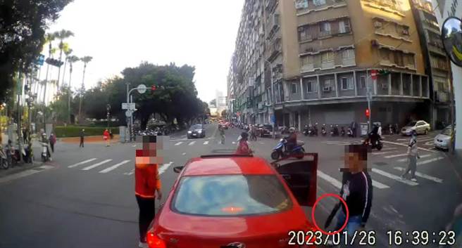 汪姓男乘客（右），事发当时拿疑似黑色长型物品下车，警方查获为空气枪。（摘自社会事新闻影音）