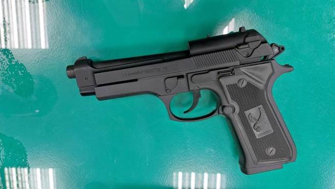 警方起出手枪型打火机。(翻摄照片／蔡依珍桃园传真)