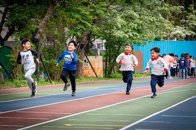 北市教育局呼籲孩子在寒假期間要培養持續、規律運動的習慣。圖為台北市新湖國小辦理骨骼承重運動、低年級60公尺跑步。（示意圖／北市教育局提供）