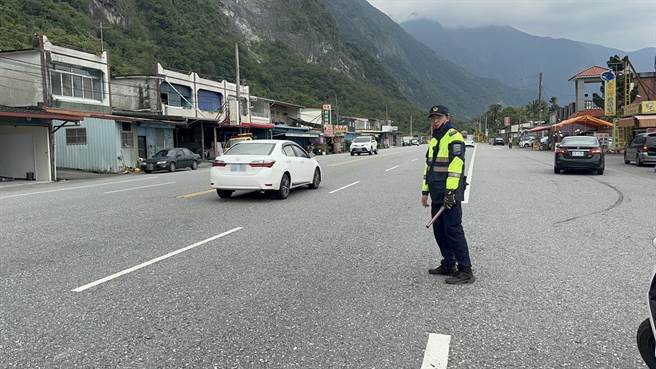 今天是大年初八，也是春节连续10天假期最后一天，苏花路廊花莲崇德段上午南北双向行车顺畅。（警方提供／罗亦晽花莲传真）