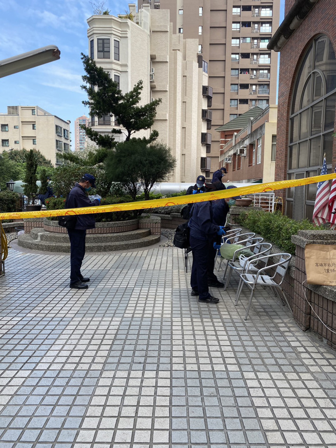 69岁妇疑金钱纠纷砍死女同居人后坠楼，送医后不治。(警方提供/林雅惠高雄传真)