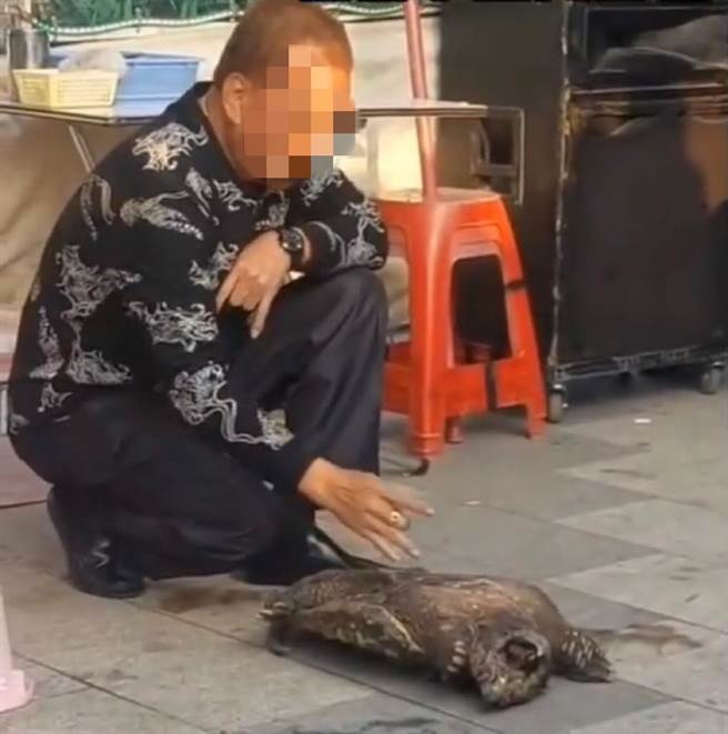 高雄市凤山台糖花市出现一名摊贩，施法流传已久的「茅山术」，想骗取民眾钱财。（翻摄自社会事新闻影音／杨舒婷高雄传真）