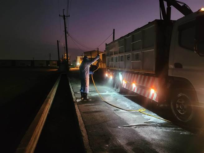 彰化H5N1禽流感疫情爆不停，24日彰化縣動物防疫所接獲通報，鹿港一家鵪鶉場有鵪鶉異常死亡情形，隨即派員前往調查並採取採樣、管制等措施。(彰化縣政府提供／吳建輝彰化傳真)