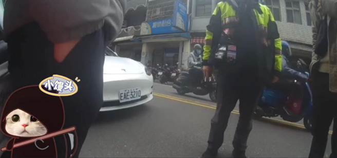 男子开特斯拉马路中间停车还倒车遭骑士骂三字经双方爆纠纷。(翻摄照片／吕筱蝉桃园传真)