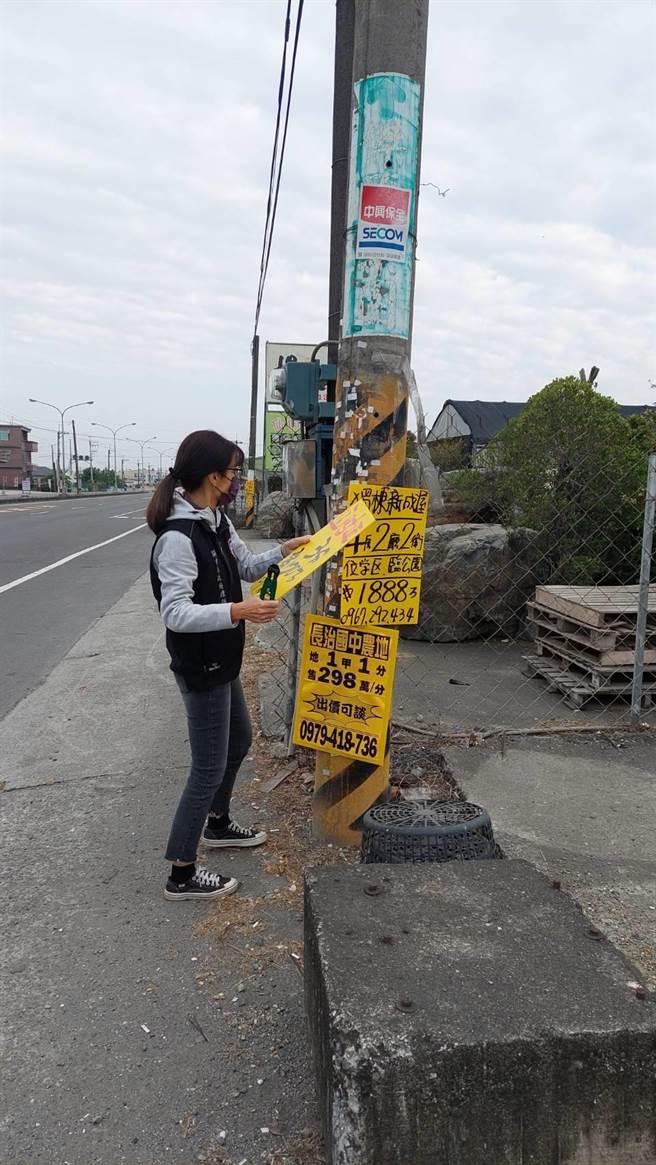 春节期间，屏东环保局人员共计拆除1102面路边广告，并告发处分37家业者。(屏县环保局提供)
