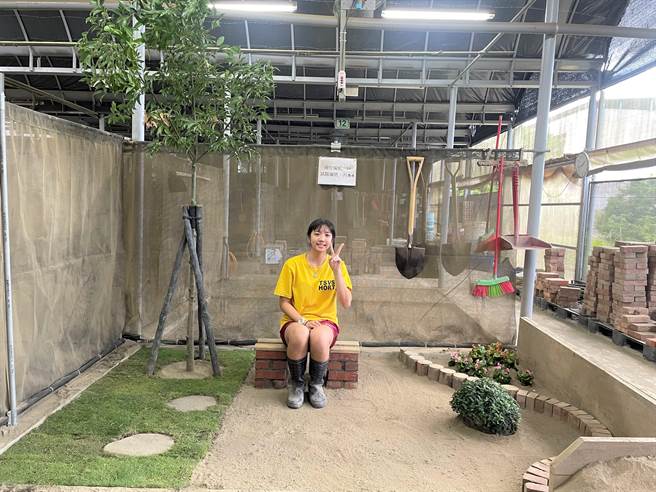 淡水商工园艺科林婕纭同学以全国金手奖等优异表现，录取台湾大学园艺暨景观学系。（新北市教育局提供）