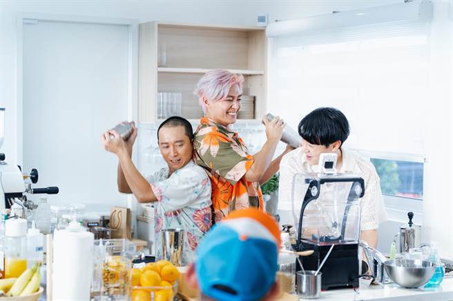 浩子（左起）、炎亚纶、顏佑庭在厨房忙东忙西。（好看娱乐提供）
