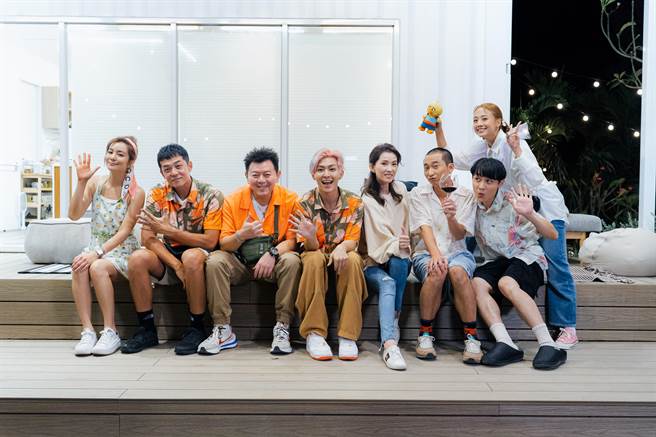 莎莎（左起）、姚元浩、庹宗康、炎亚纶、叶全真、浩子、顏佑庭、吴映洁让《嗨！营业中》划下完美句点。（好看娱乐提供）