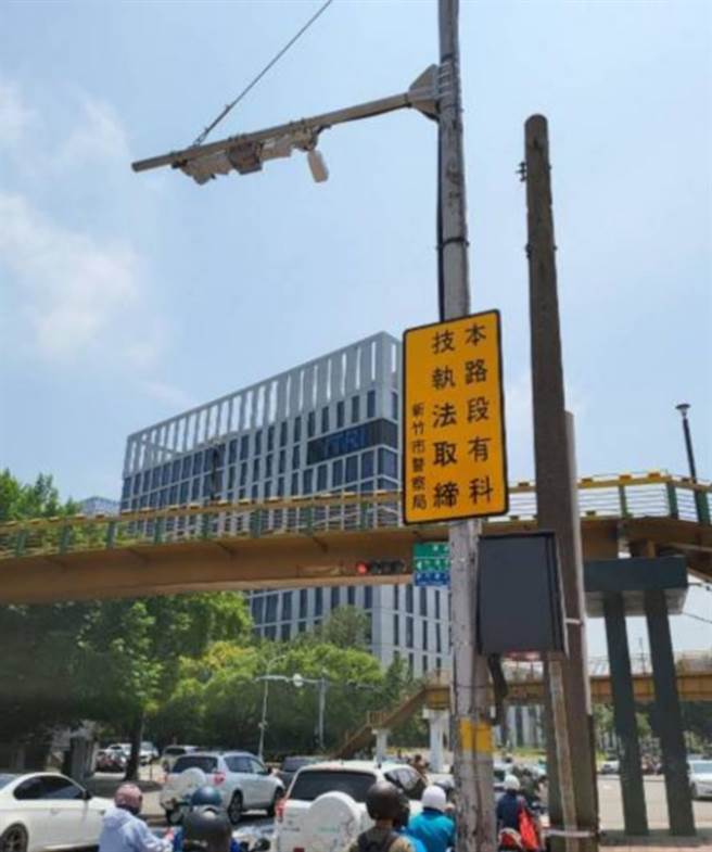新竹市光復路、学府路口的科技执法，平均每月可取缔近千件的违规跨越双白线、汽车占用机车停等区的违规案件，登上取缔王宝座。（新竹市警局提供／陈育贤新竹传真）