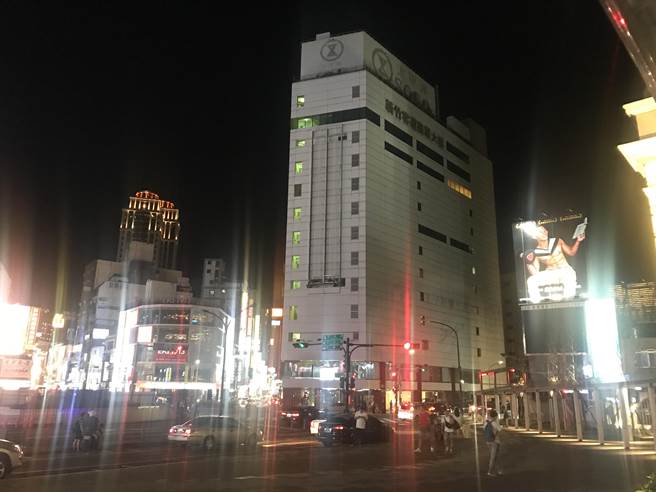 警方提醒用路人，包括新竹火车站前有单纯针对违停的科技执法，且是24小时全天候执行。（陈育贤摄）