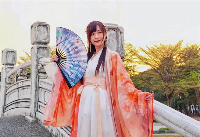 孔庙现场古装体验服装道具一应俱全。（柯宗纬翻摄）