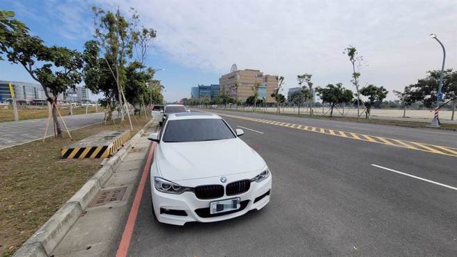 1辆白车违停红线，警消获报到场男子已陈尸车内。（翻摄照片／高雄洪靖宜传真）
