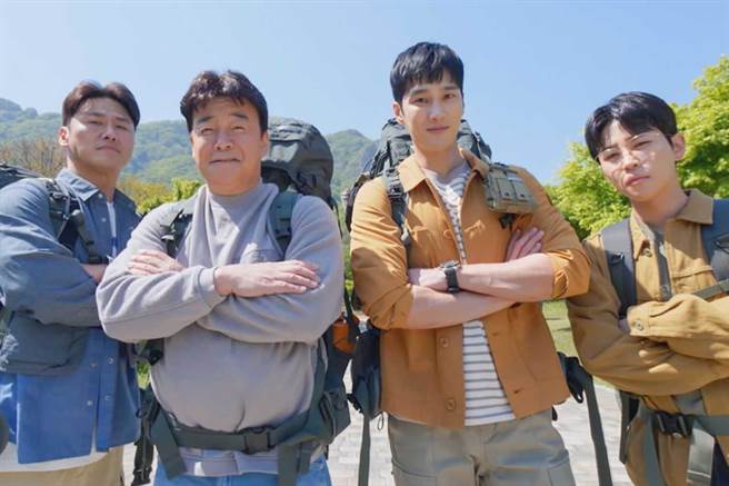 白种元（左二）带领吴代焕、安普贤、DinDin等3位男明星，组成极限外烩厨师团出差做料理。（中天综合台提供）