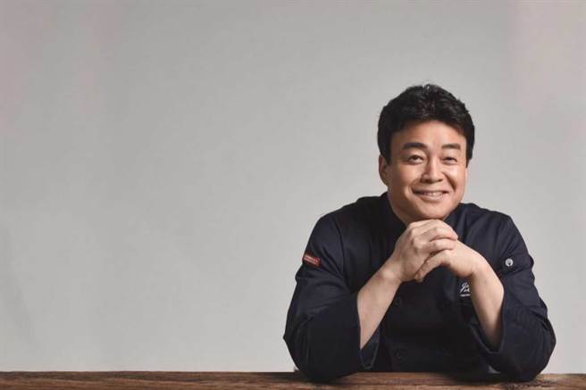 白种元在韩国是拥有多个连锁店品牌CEO。（中天综合台提供）