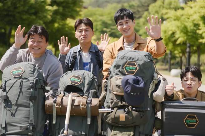 白种元（左起）、吴代焕、安普贤、DinDin4人各自背上不同特色背包上山下海，做出指定料理。（中天综合台提供）