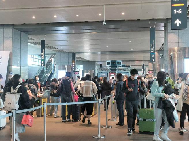 春节连假迈入最后1天，高铁台中站29日午后陆续出现收假人潮，高铁公司指出，高铁春节疏运顺畅，其中北上中长程列车座位有限，南下班次则尚有座位。（潘虹恩摄）