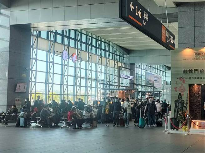高铁台中站29日午后出现收假人潮，现场进出旅客人潮不断，候位区也坐满候车民眾。（潘虹恩摄）