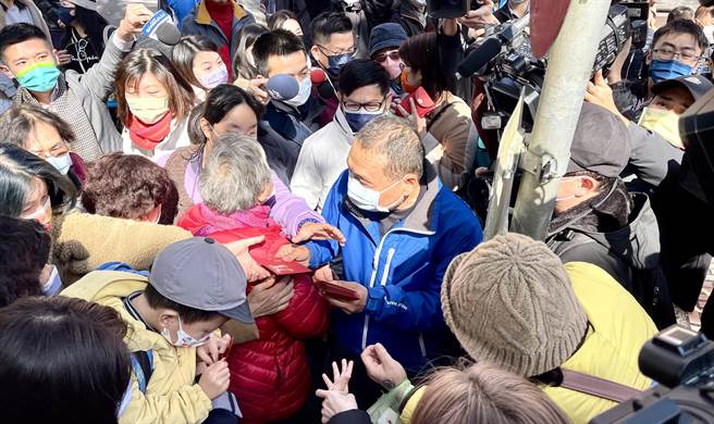 连续两日没有公开行程之后，侯友宜今天上午前往深坑老街发福袋。（吕健豪摄）