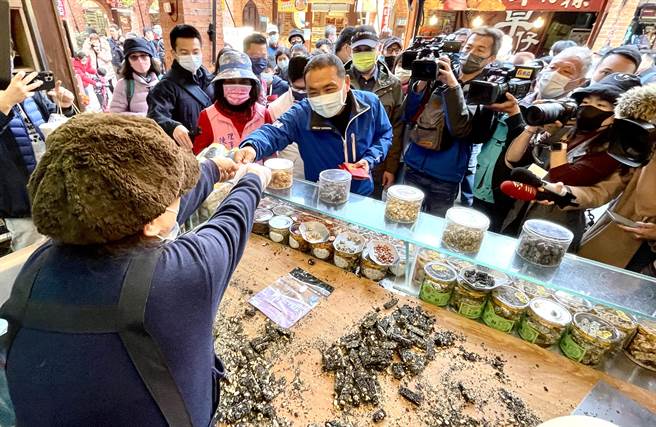 连续两日没有公开行程之后，侯友宜今天上午前往深坑老街发福袋。（吕健豪摄）