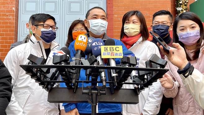 有关外界对于连续两日没有公开行程的揣测，侯友宜上午受访时一一澄清。（吕健豪摄）