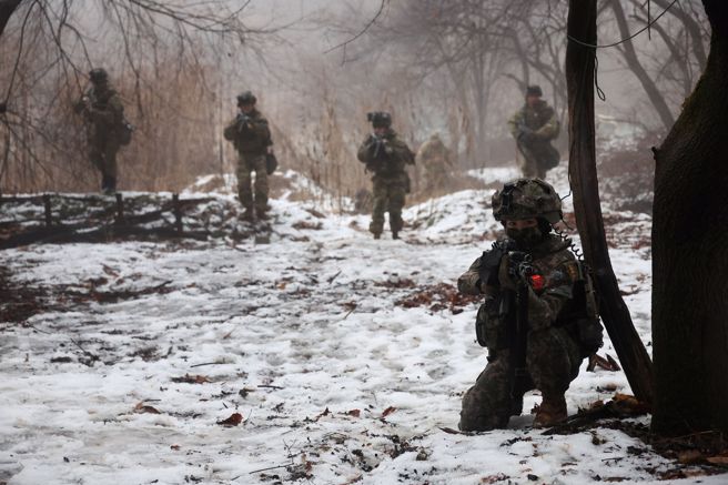 南北韩在1953年韩战结束时仅签署停战协定，双方从未签署和平条约，因此严格来说两韩仍处于交战状态。（图／路透社）
