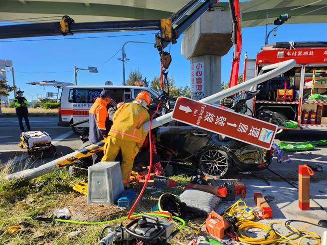 麻里巴桥严重车祸，轿车自撞号志杆车头全毁。(屏县消防局提供)