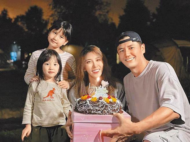 阿布（右起）在露营时准备惊喜帮老婆米雪儿庆生，旁为一对宝贝女儿。（阿布提供）