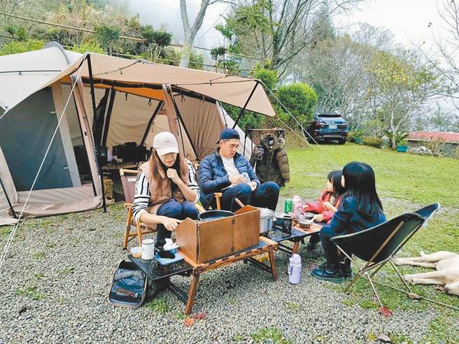 阿布老婆米雪儿（左一）负责野炊，准备喂食全家人。（阿布提供）