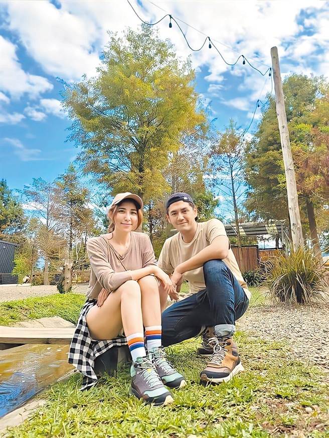 阿布（右）和老婆米雪儿喜欢大自然。（阿布提供）
