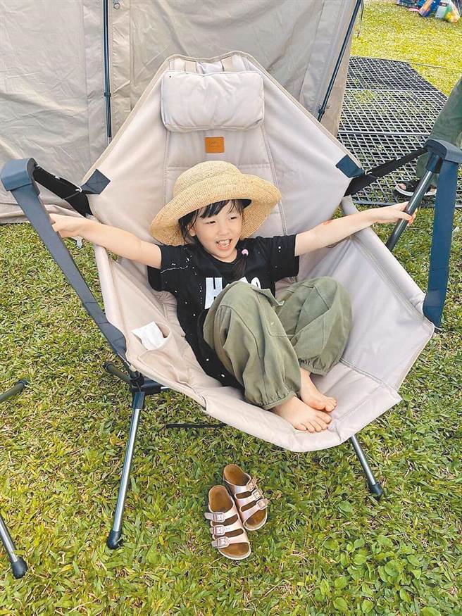 阿布女儿热爱露营。（阿布提供）
