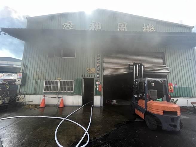 桃园市龟山区南上路290巷内一间工厂，今下午惨遭祝融，消防员出动大批人车灭火。(翻摄照片／蔡依珍桃园传真)
