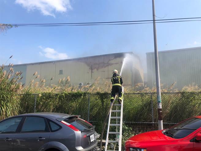 桃园市龟山区南上路290巷内一间工厂，今下午惨遭祝融，消防员出动大批人车灭火。(翻摄照片／蔡依珍桃园传真)