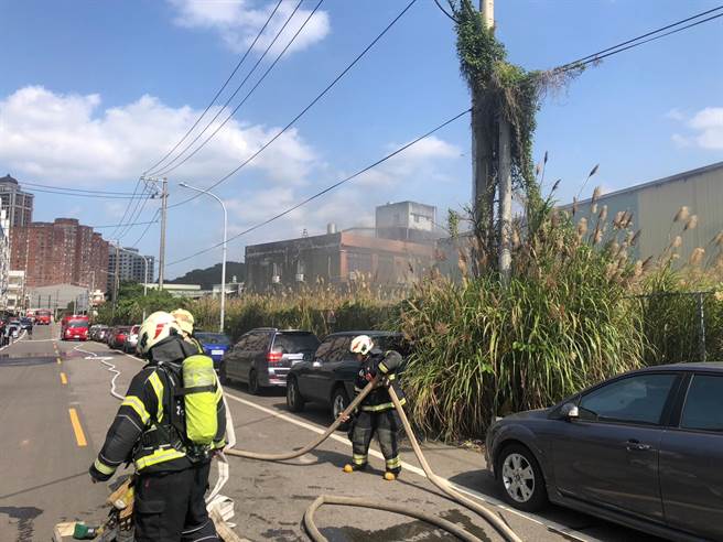 桃园市龟山区南上路290巷内一间工厂，今下午惨遭祝融，消防员出动大批人车灭火。(翻摄照片／蔡依珍桃园传真)