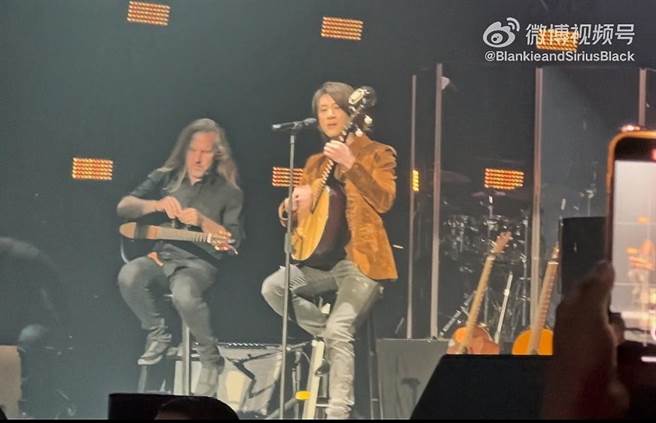 王力宏在赌城开唱。（翻摄月牙儿圆圆水瓶微博）