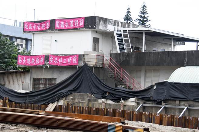 台东「海滨好室」社会住宅工程造成周边民宅受损，居民挂布条请总统救命。（庄哲权摄）