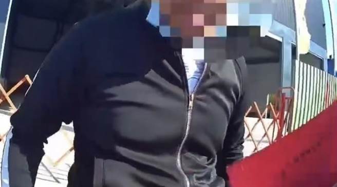 警方从车厢发现红包袋，里面装的竟是毒品。（翻摄照片／高雄洪靖宜传真）