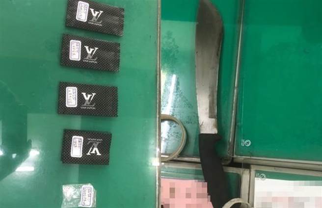 警方查扣安非他命、毒咖啡包和开山刀。（翻摄照片／高雄洪靖宜传真）