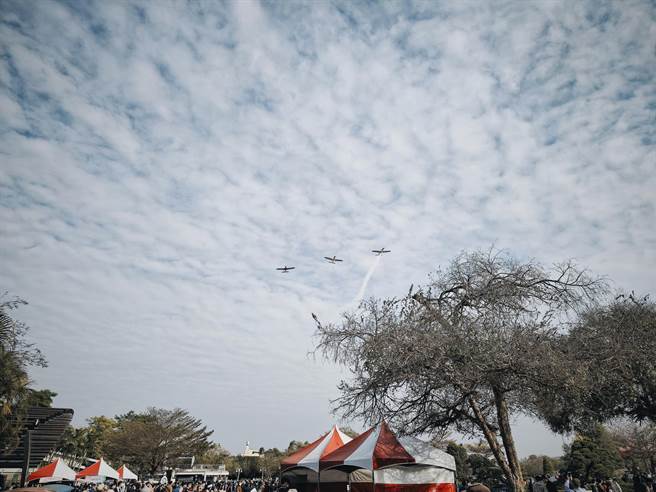 飞行员驾驶「鲨鱼轻航机」衝场，穿越溪州公园上空，光是进场的低空飞行，就吸引现场上万游客惊呼。(吴建辉摄)