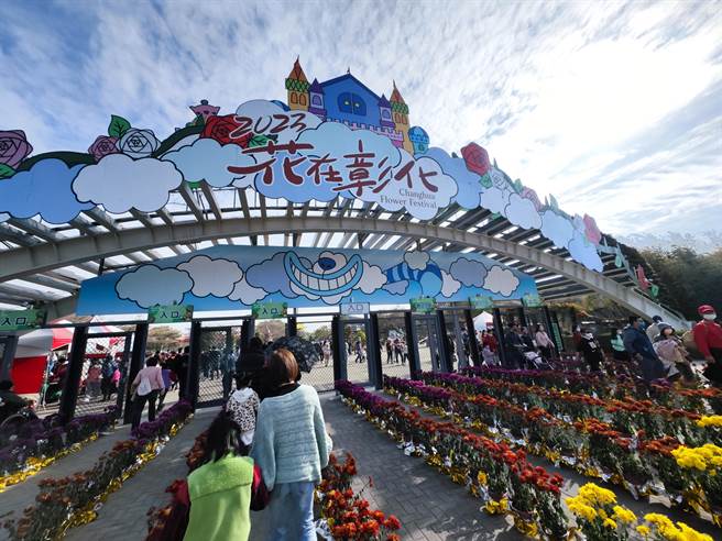 走春第一品牌溪州公园「花在彰化」人气爆棚，从大年初一开幕至今，入园人次已经突破65万人次。(吴建辉摄)