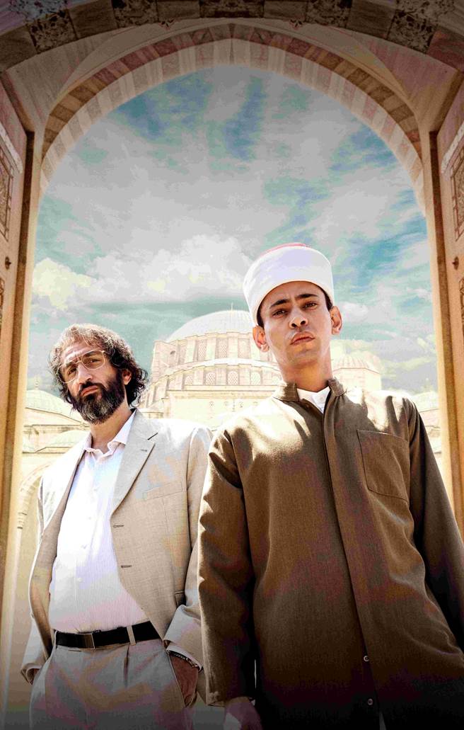 法瑞斯法瑞斯（左）在片中饰演埃及国安局高层，暗中招募大学新鲜人塔菲克伯罕担任卧底。（海鹏提供）